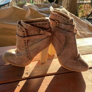 Ankle boots by VENUS 727